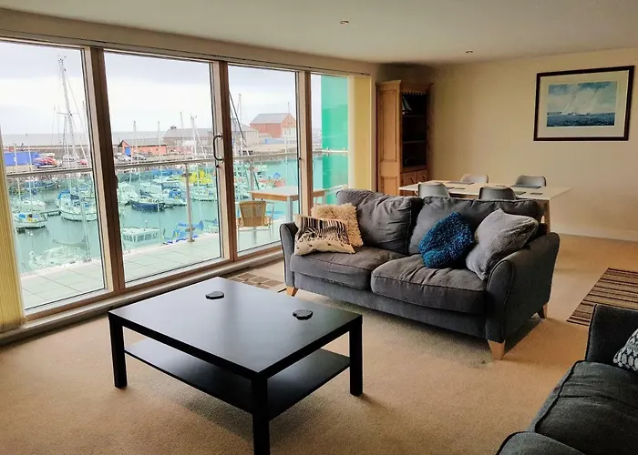 Hotel near College: Harbourside Apartment